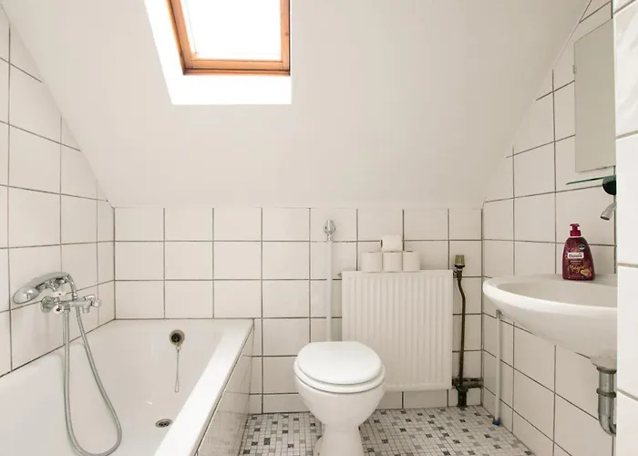 Tolstov - 1 , 2 And 3 Monteur アパート