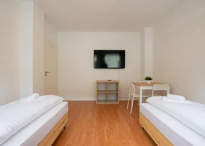 Tolstov - 1 , 2 And 3 Monteur アパート