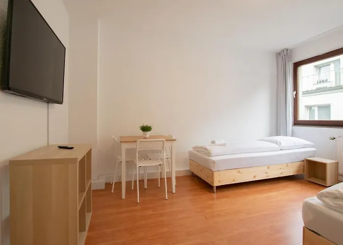 アパート Tolstov - 1 , 2 And 3 Monteur *